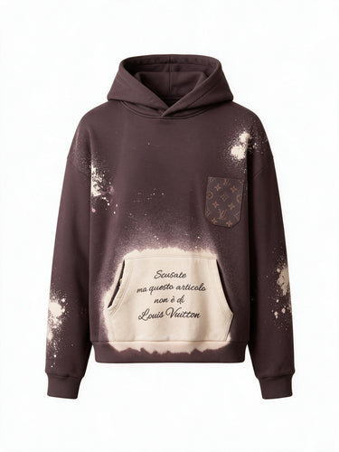Felpa LV Marrone Candeggiata Patch Orsetto fronte su sfondo bianco