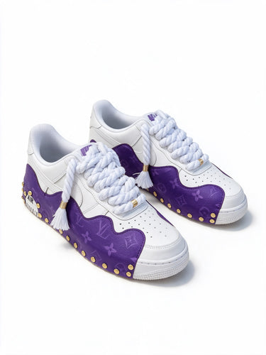 Sneaker Custom LV Bianca e Viola con Lacci in Corda, paio di tre quarti