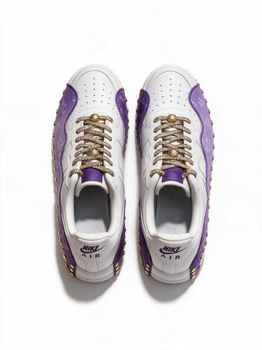 Sneaker Custom LV Bianca e Viola Sfumato con Lacci Brillantinati, paio visto dall'alto